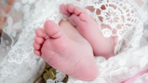 O fetiță de 7 luni din Galați a murit, după ce ar fi căzut din pat. Ce spun părinții