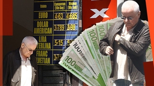 Celebrul milionar a scos ”valuta” de la saltea! Imaginile care îl dau de gol...
