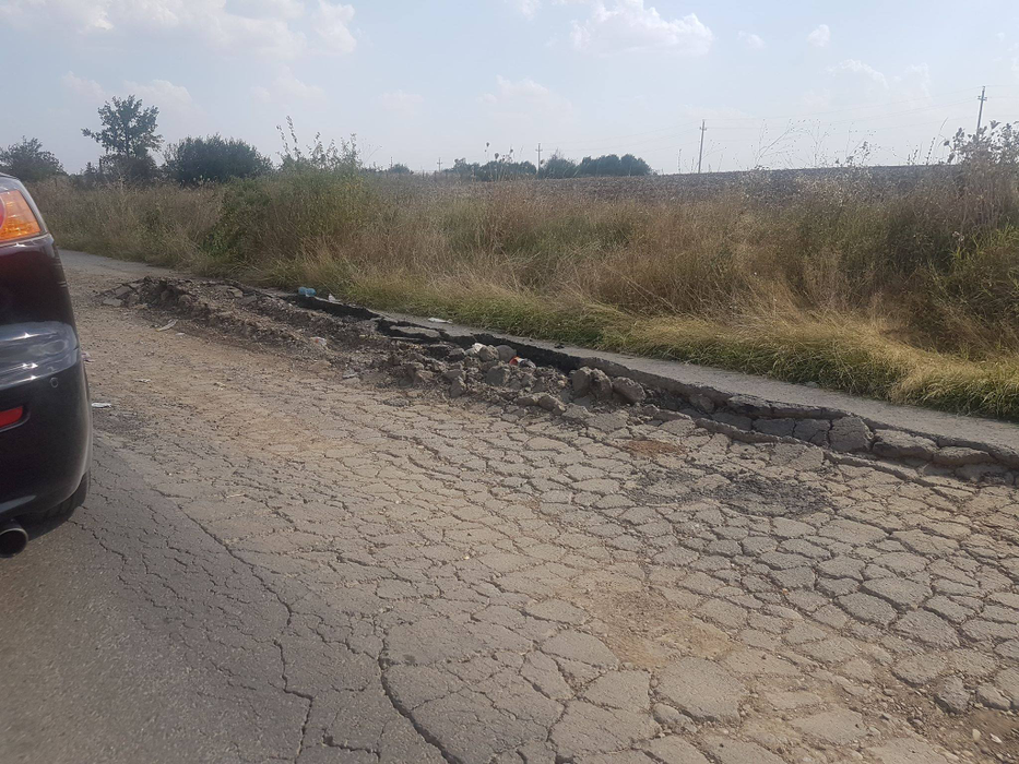 Atenție, șoferi! Există 2 cratere pe un drum circulat din județul Giurgiu, iar pericolul de accident este uriaș