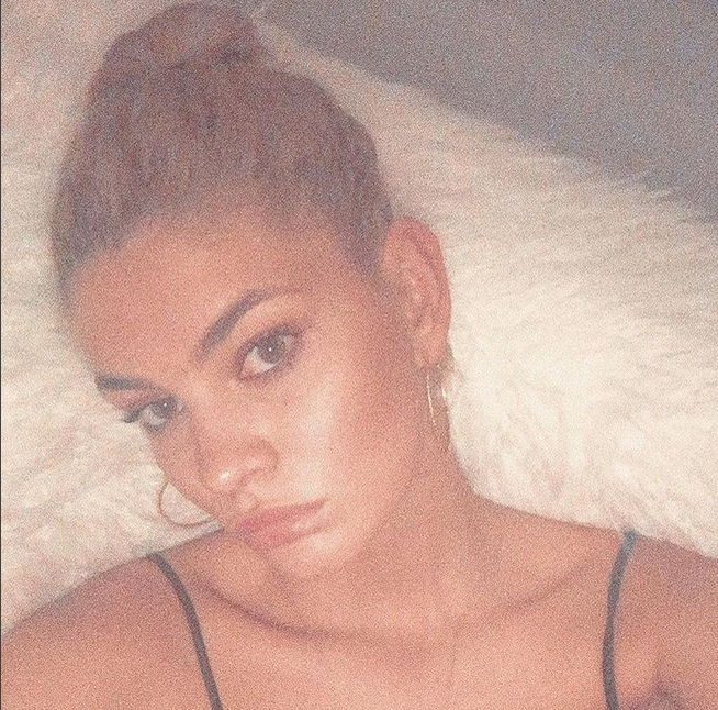 Acest selfie a fost postat de Laura Giurcanu în această dimineață. Sursa foto: Instagram