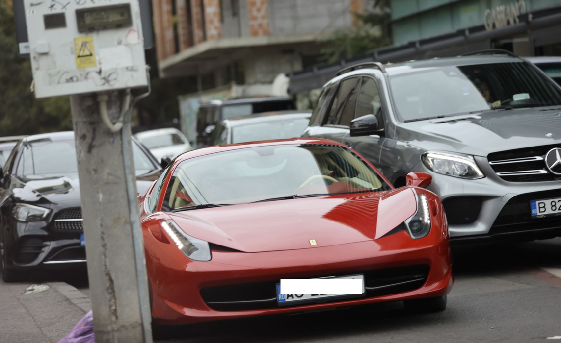 Roland Rovența a tras Ferrari-ul de 250.000 de euro peste drum de restaurant (Foto: CANCAN.RO)