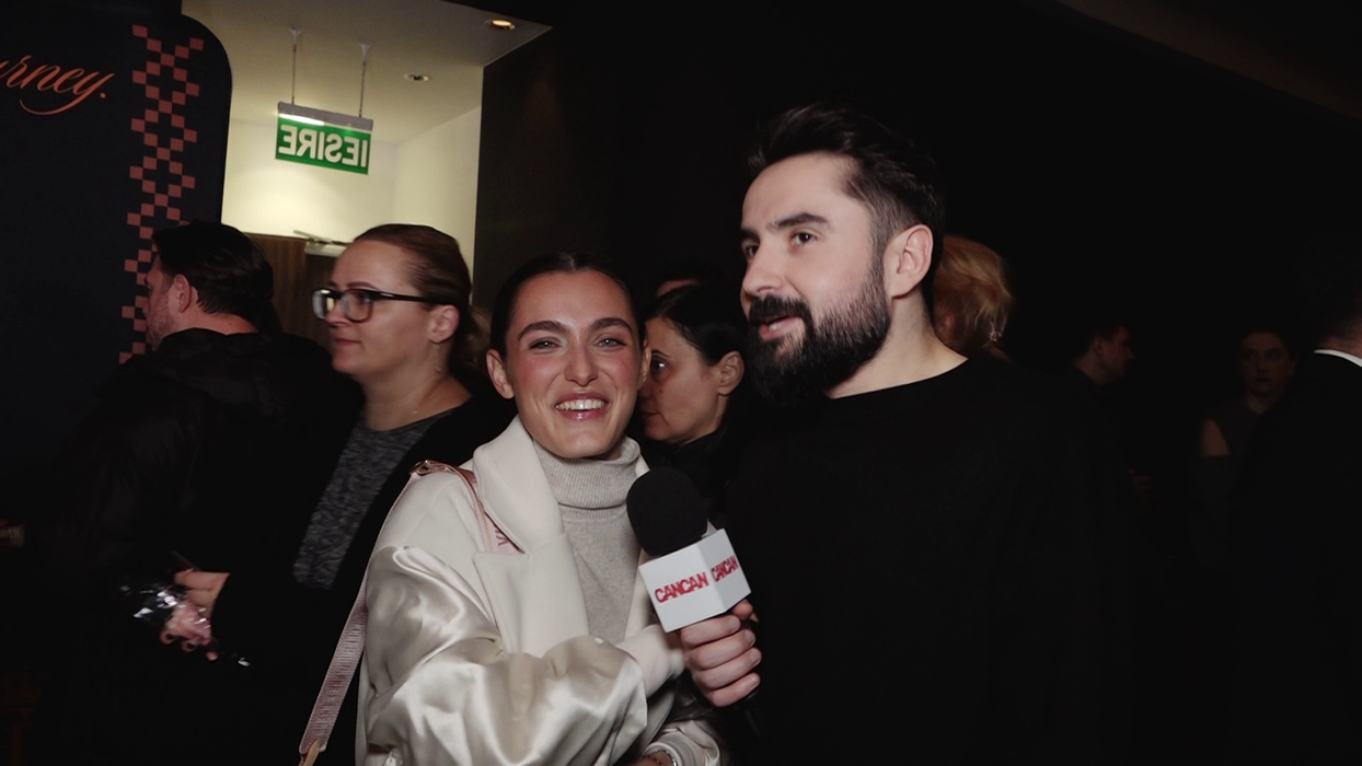Alexia Eram: "Lui îi plac acțiunile, comediile. Odată ne uităm la un film romantic, de exemplu acum ne uităm la un serial romantic, dar în același timp ne uităm și la alt serial care e mai pe acțiune!" (Foto: captură video)
