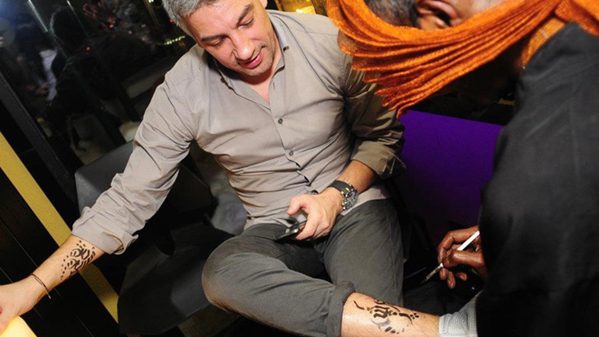 Fostul iubit al Luminitei Anghel, pictat pe picior si pe mana! "Sanchi" s-a tatuat in public