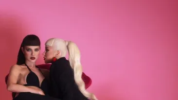 Nebunie în online! Sărut pasional între Cristina Ich și Alina Ceușan „Să vină pompierii”