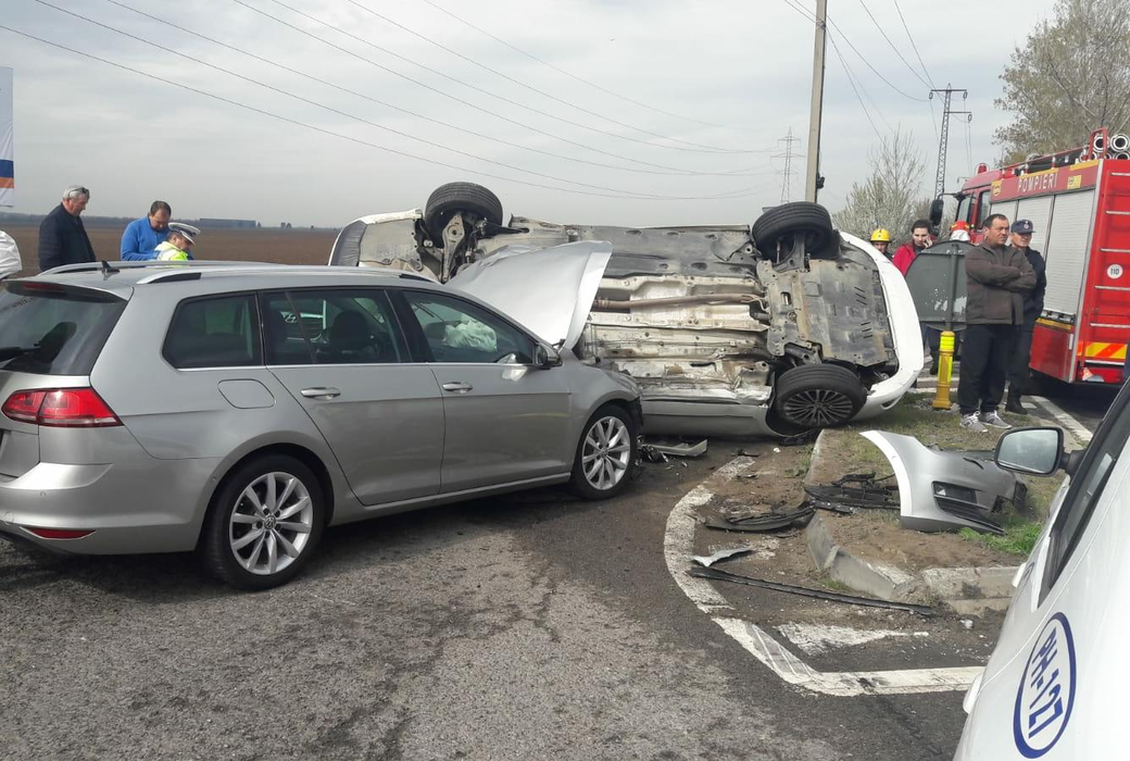 Haos pe DN1, în Prahova. Într-o fracțiune de secundă cinci mașini s-au transformat într-un morman de fiare