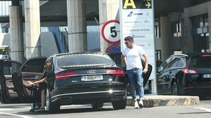 Video exclusiv. În timp ce seniorul milionar e închis, juniorul îşi trăieşte viaţa. Cocoş Jr. şi sexy-Orlanda au ”fugit” în vacanţă!