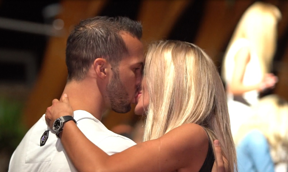 Bianca Drăgușanu l-a sărutat pasional pe iubitul englez