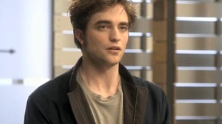VIDEO Robert Pattinson nu are voie sa se spele pe cap!