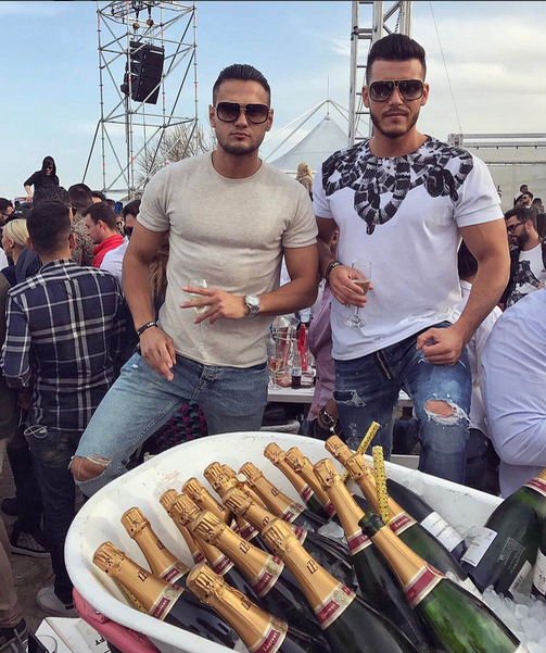 Cristian a gafat antologic la LOFT: s-a pozat cu roaba de şampanie Laurent Perrier care nu era a lui