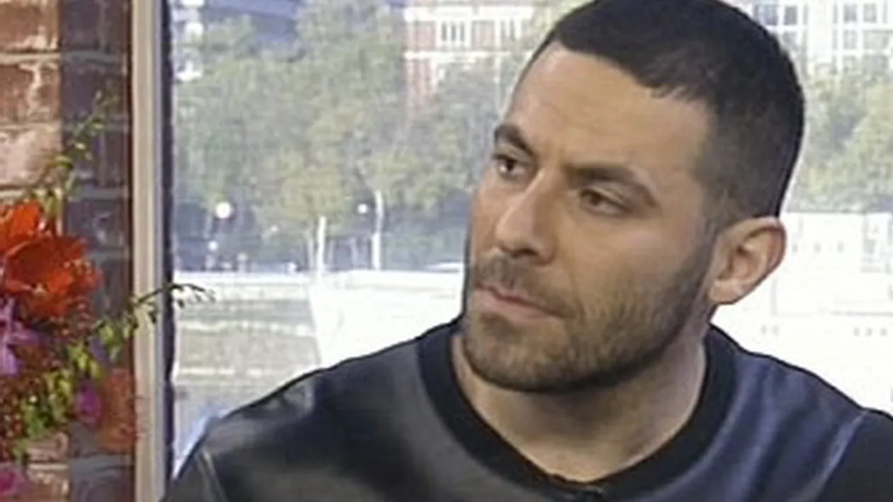 Cum arata BARBATUL care are UN SAN de femeie! Sunt DISPERAT! Nu indraznesc sa ma DEZBRAC in fata iubitei si sa....