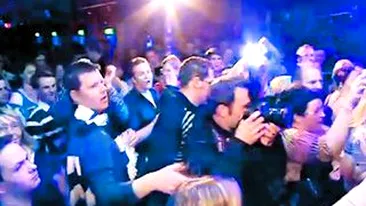 Atacat cu bere pe scena