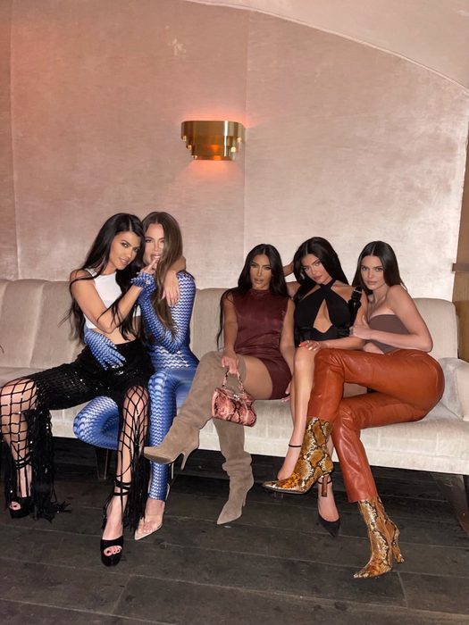 Kim Kardashian, gafă uriașă de ziua surorii sale. Amuzată, Kourtney Kardashian a publicat imaginile rușinoase | FOTO