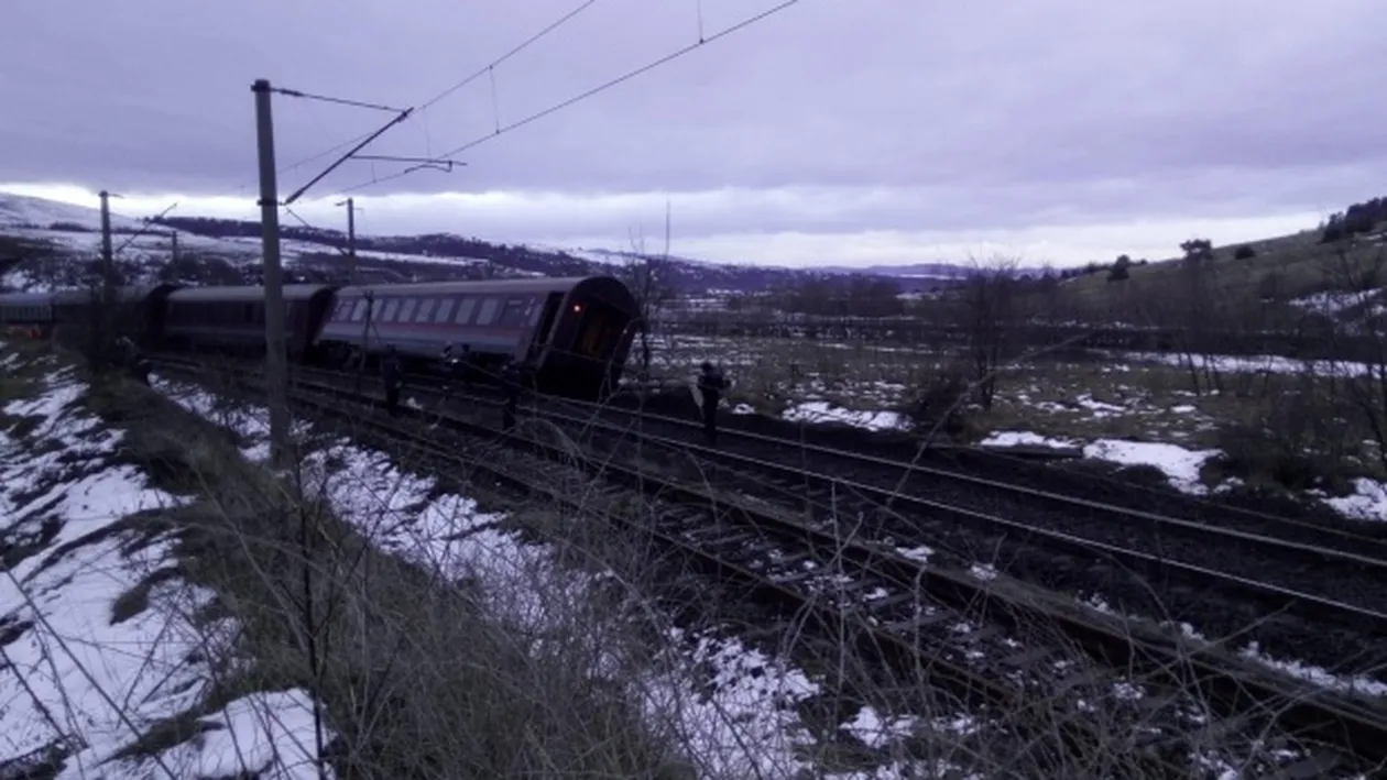 La un pas de tragedie! Două trenuri au deraiat în Caraș-Severin și Hunedoara. Un călător a fost rănit