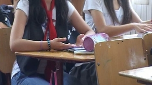 Caz şocant la un liceu din Neamţ! Doi elevi de 16 ani au întreţinut relaţii intime cât lipsea profesorul din clasă