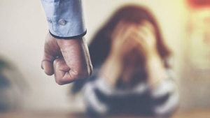 Caz șocant! Împreună cu fetița ei de aproape trei ani, o tânără a fost sechestrată și obligată să se prostitueze