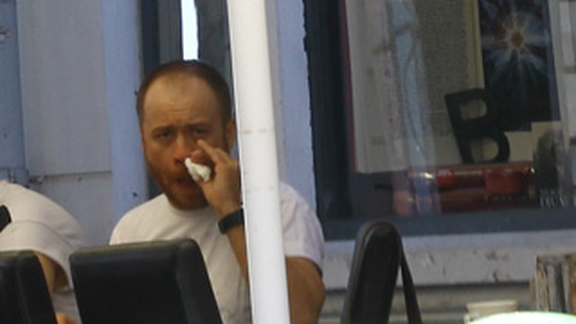 Dupa ce si-a curatat masina si-a facut o "revizie" faciala. Vezi ce chitarist celebru a fost prins cu degetul in nas
