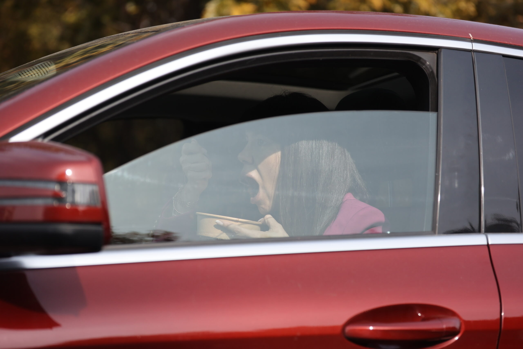 Denise Rifai mănâncă în mașină, în drum spre Kanal D (Foto: CANCAN.RO)