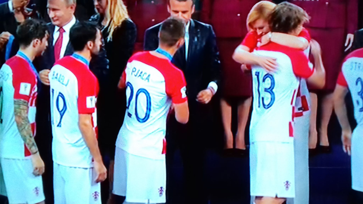 Franța e campioana mondială! Imagini emoționante cu învinșii, croații, consolați de șefa țării, Kolinda Grabar-Kitarović! Putin și Macron i-au îmbrățișat și ei
