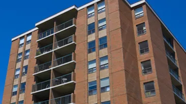 Craiovenii, mai rau ca la sat! Un bloc din centrul orasului nu are apa potabila sau curent electric