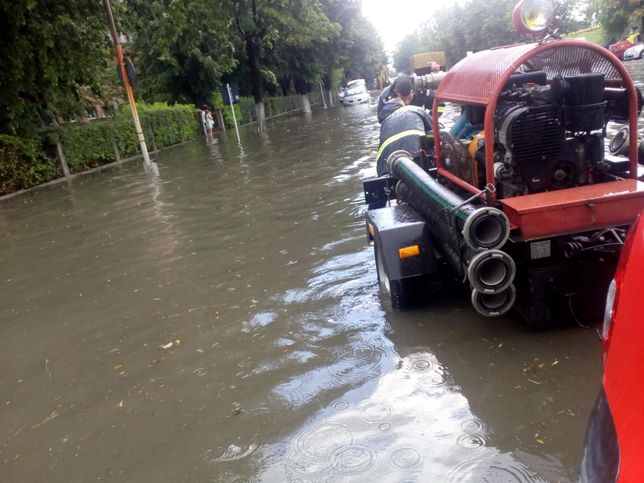 Râmnicu Vâlcea s-a transformat în Veneția după o ploaie torențială