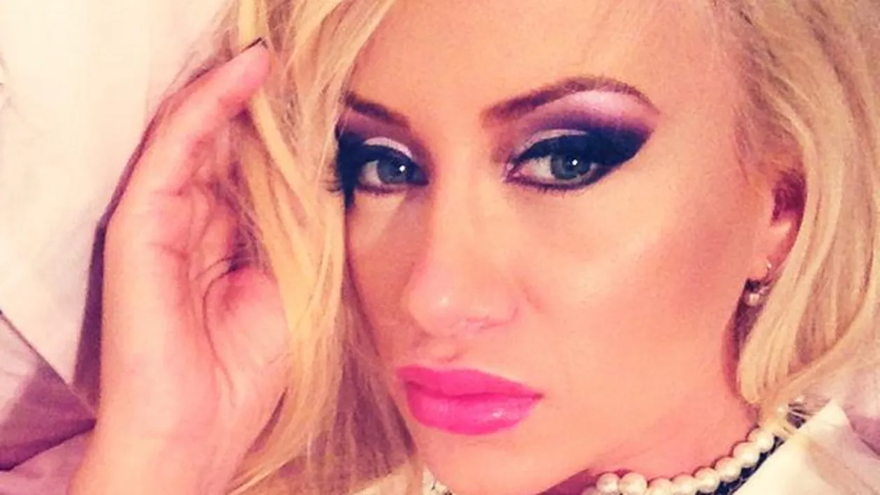 Nu vrea deloc sa tina unele lucruri departe de ochii curiosilor! Dupa ce i s-au vazut sanii, acum Simona Trasca ne arata si...