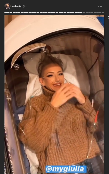 Giulia Anghelescu i-a arătat un semn obscen Antoniei în timp ce erau într-un spital, iar momentele au fost filmate! Cum a recționat iubita lui Alex Velea