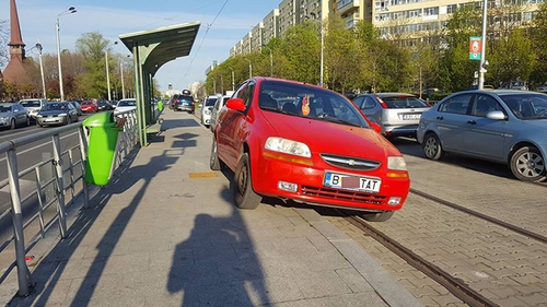 Se întâmplă în Bucureşti! Un şofer şi-a parcat maşina chiar în staţia de tramvai!