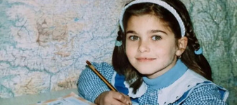 O recunoști pe fetița cu ochii verzi din fotografia aceasta? Astăzi este una dintre cele mai iubite artiste din România