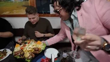 Gami a comandat un platou cu friptură, mici și cârnați, în restaurantul lui Luis Stan din București. Când a primit nota de plată, s-a uitat lung