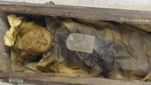 A murit de pneumonie în urmă cu 90 de ani! Ce au descoperit azi în sicriul fetiţei este cutremurător 