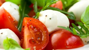 Faimoasa salată de roșii românească, în topul mondial al produselor vegane. Alte 3 mâncăruri autohtone ocupă locuri fruntașe în acest clasament inedit