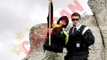 A dus steagul ZU pe varful Omu