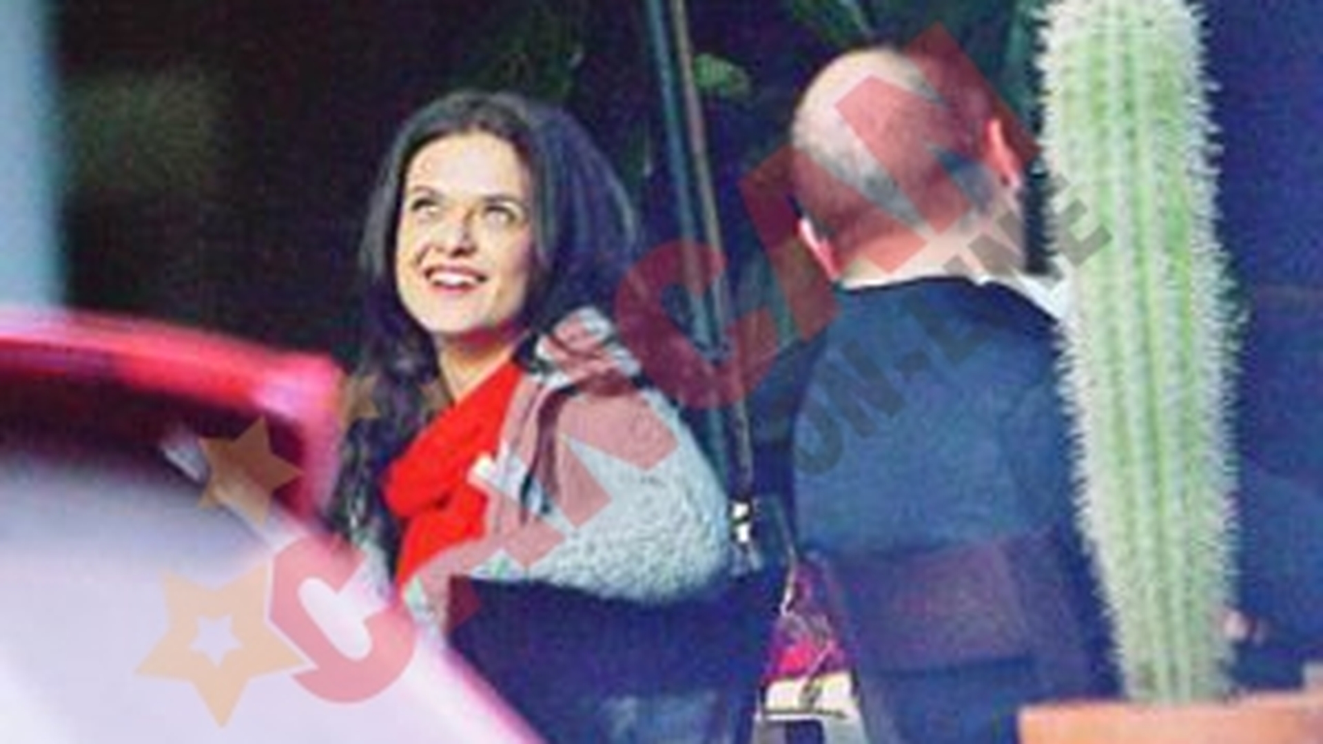 A vorbit non-stop cu un barbat necunoscut