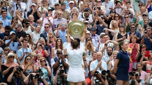 Simona Halep prezintă la Constanța trofeul obținut la Wimbledon. Mii de persoane prezente