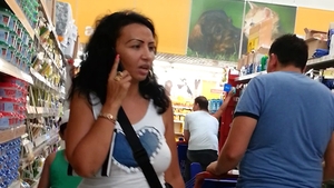 Narcisa Guta, la mall ca la piata! Vezi ce a putut sa faca sotia manelistului printre rafturile cu electronice