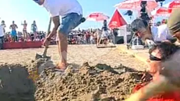 Aurel Moldoveanu a cantat ingropat in nisip pe plaja de la Neatza