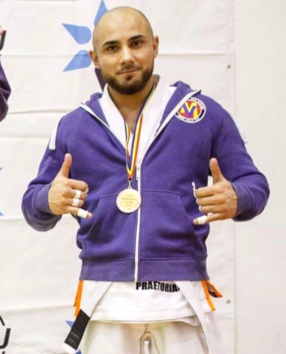Emanuel Petre Necatu practică sporturile de contact