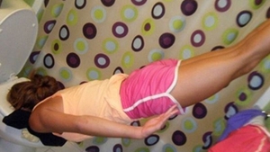 Zici "planking" si tragi apa! Zeci de internauti si-au bagat capul in WC! Voi ce parere aveti despre gestul lor?