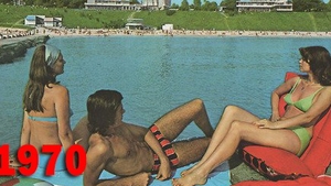 Costumele de baie minuscule sunt acum la moda, insa in anii ’40 moda era alta. Vezi ce purtau romancele la plaja acum 70 de ani!