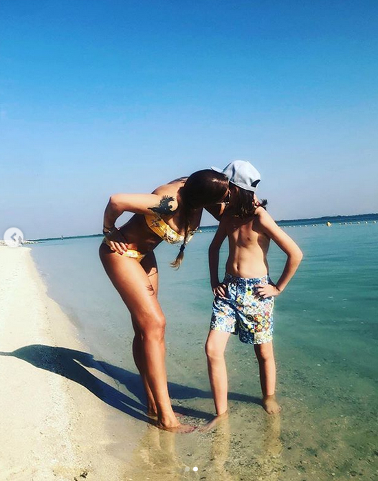 Anamaria Prodan i-a înnebunit pe arabi! Cum s-a pozat pe plaja din Abu Dhabi, unde e interzis să faci topless și să porți tang