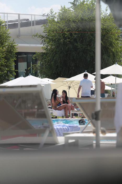 Raluca, discuţie aprinsă cu o prietenă, la piscină