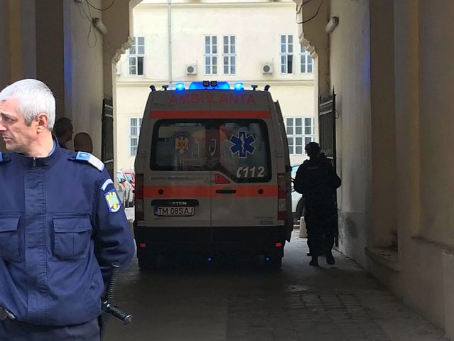 Un bărbat a încercat să-și dea foc în fața Tribunalului Timiș! Care este motivul
