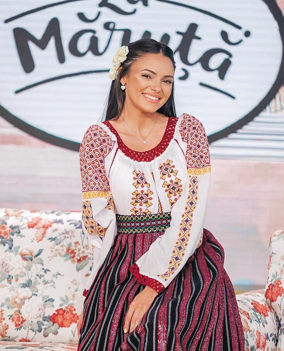 Cosmina Adam este noua asistentă de la Acces Direct! Cu ce s-a ocupat înainte să o înlocuiască pe Emily Burghelea care și-a dat demisia la TV