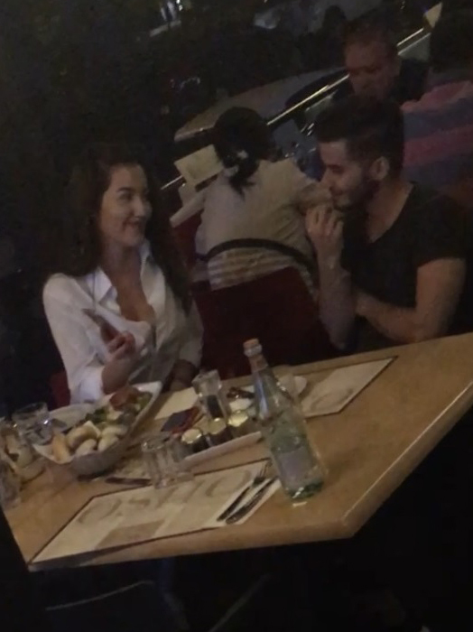 Maria Ale a ieşit în oraş în compania unui tânăr, după ce l-a „tradus“ pe „vânătorul de vedete“ şi s-au despărţit