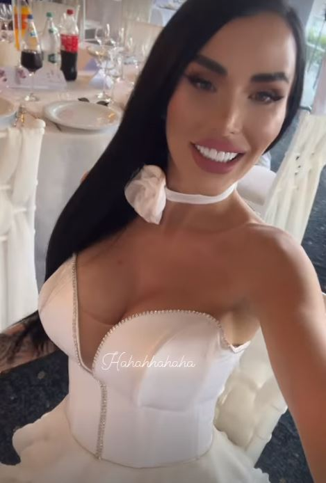 Daniela Crudu a purtat o rochie albă, la petrecere / sursă: Instagram