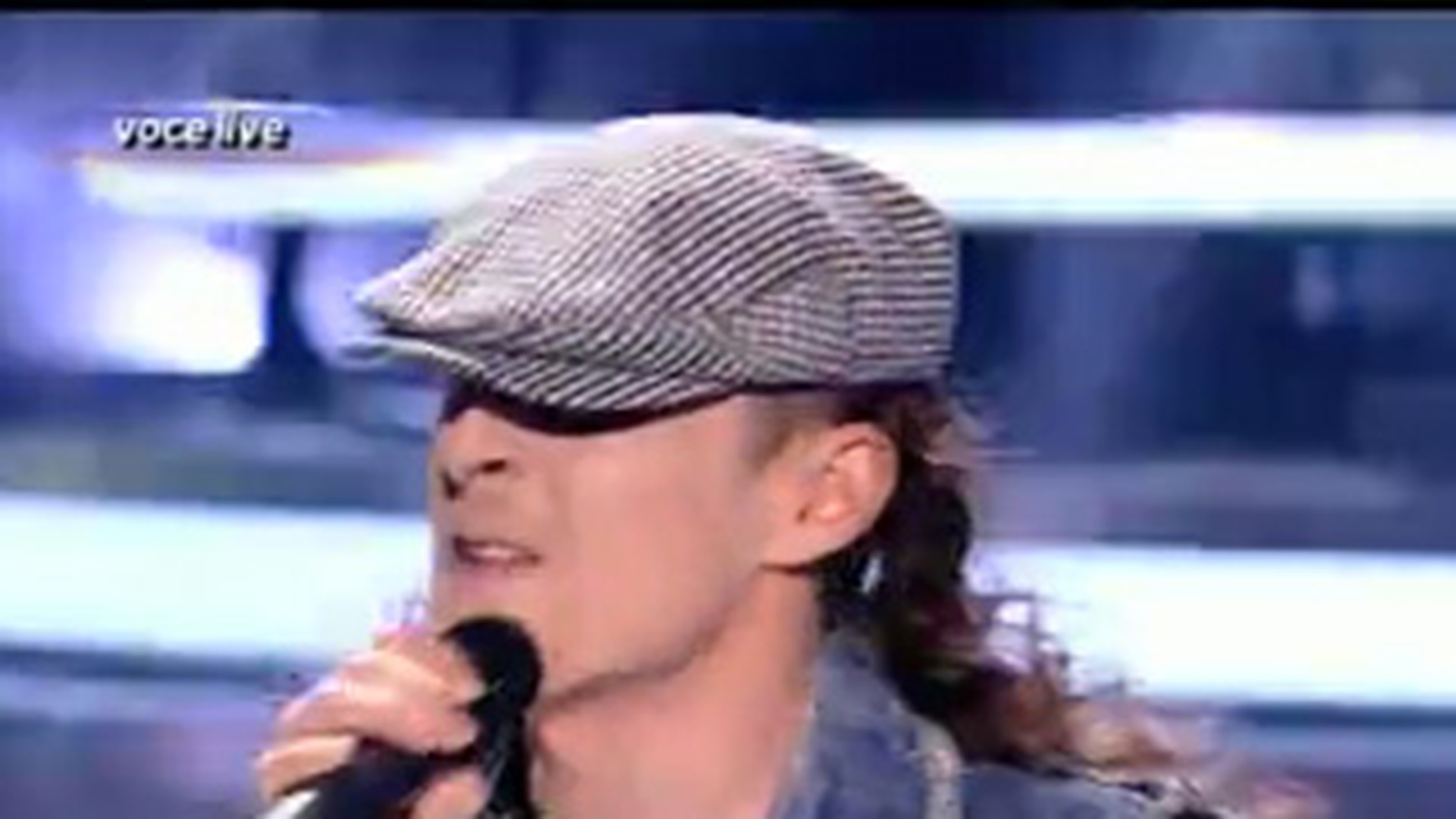 VIDEO Andrei Leonte cu plete si riduri! Vezi cum il imita pe solistul de la AC/DC!
