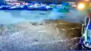 Imagini video cu explozia mașinii de la supermarketul din Arad. Atac terorist? Ce spune SRI