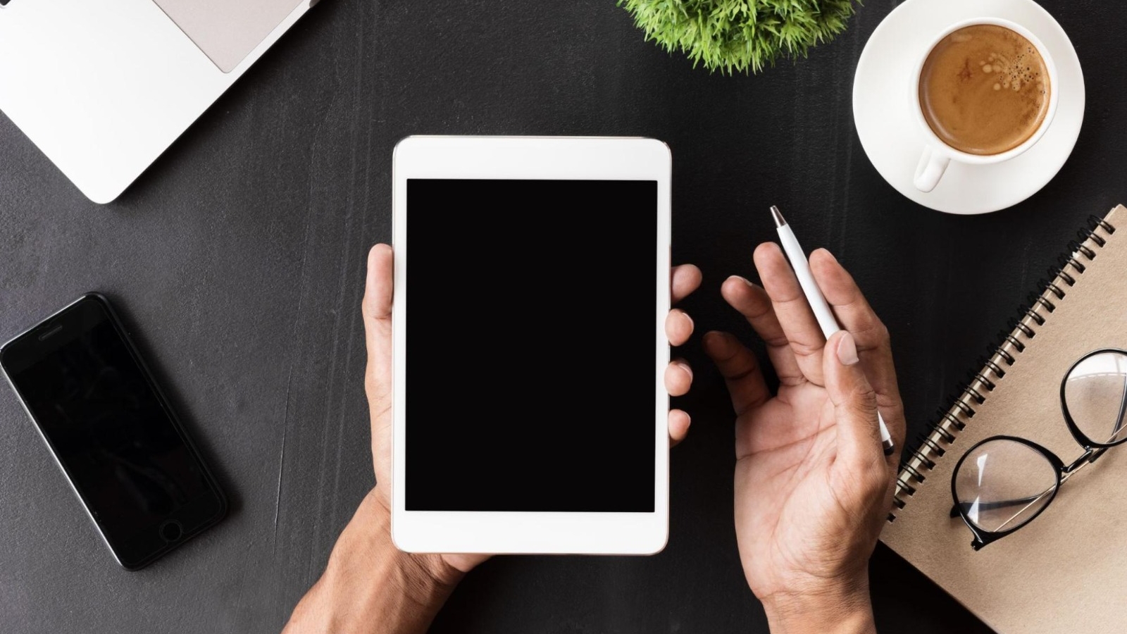 (P) iPhone sau iPad? În ce merită să investești?