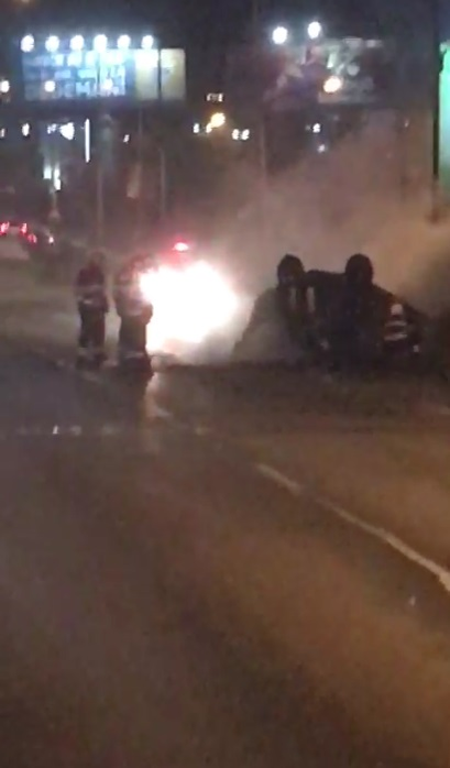 Accident în Capitală. Fiul unui bogătaș și-a distrus bolidul, iar o altă mașină a luat foc după impact
