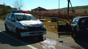 Polițiștii olteni care au oprit un șofer de 16 ani beat, puși să repare Loganul avariat la intervenție